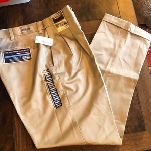 Roundtree & Yorke Travel Smart Twill Khaki Pants